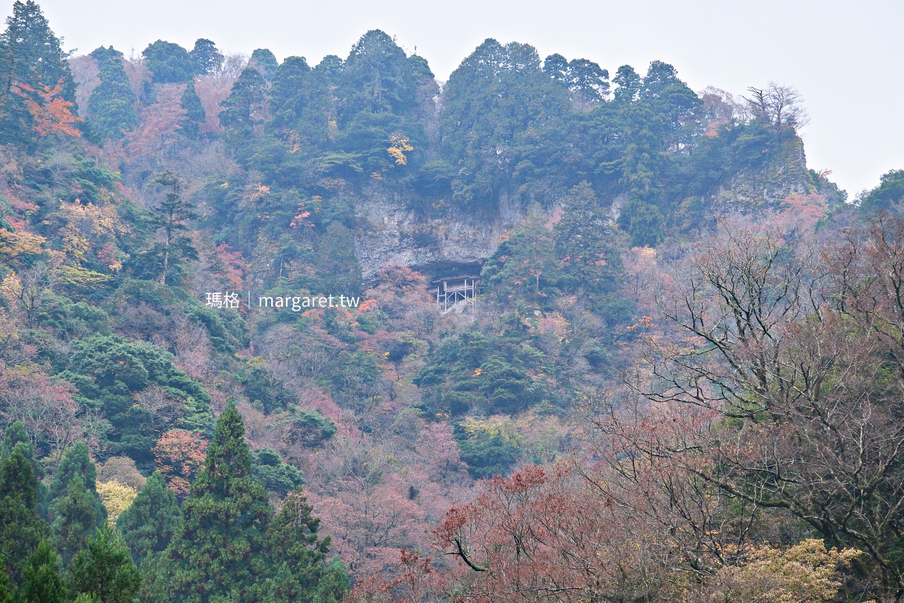 在「三德山投入堂遙拜所」眺望日本最危險國寶「投入堂」。