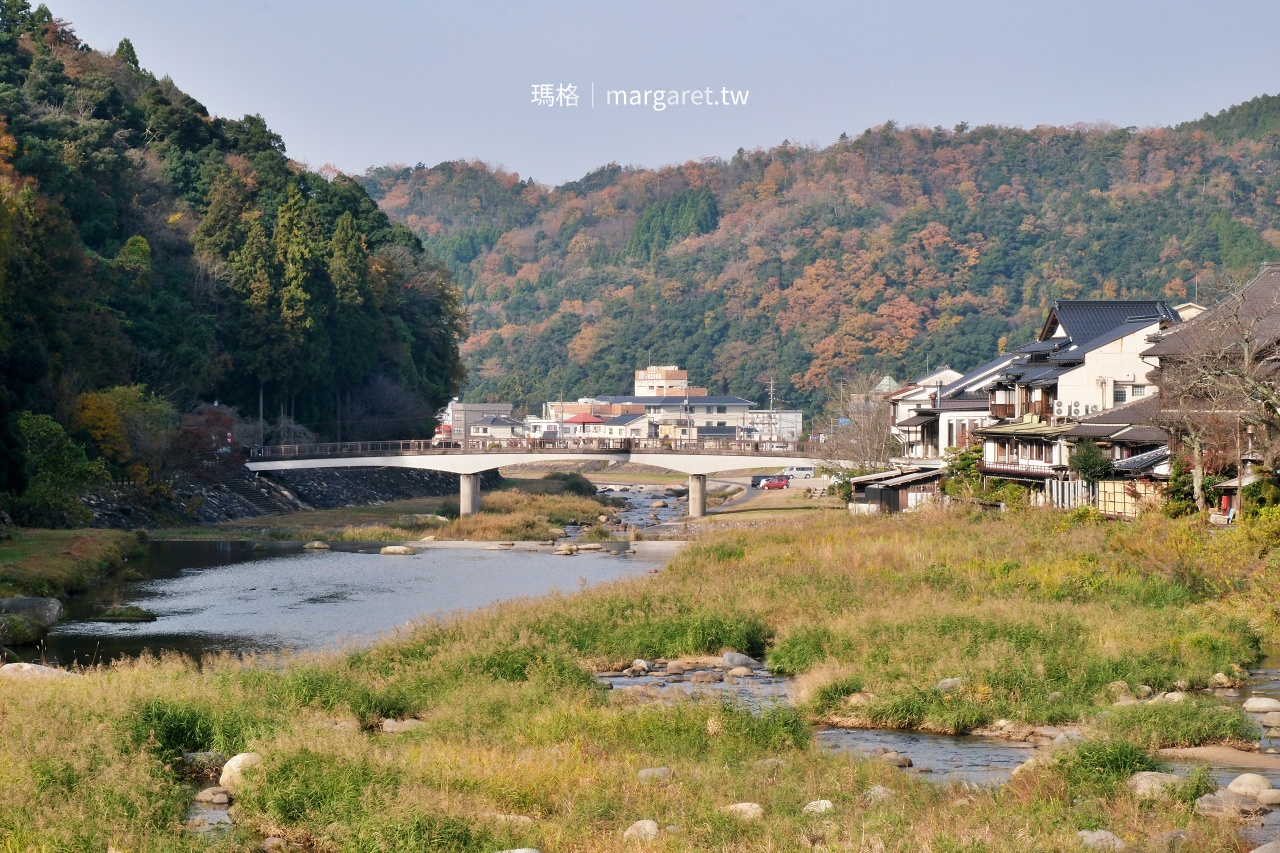 三德川流過的鳥取三朝溫泉，秋日風景。