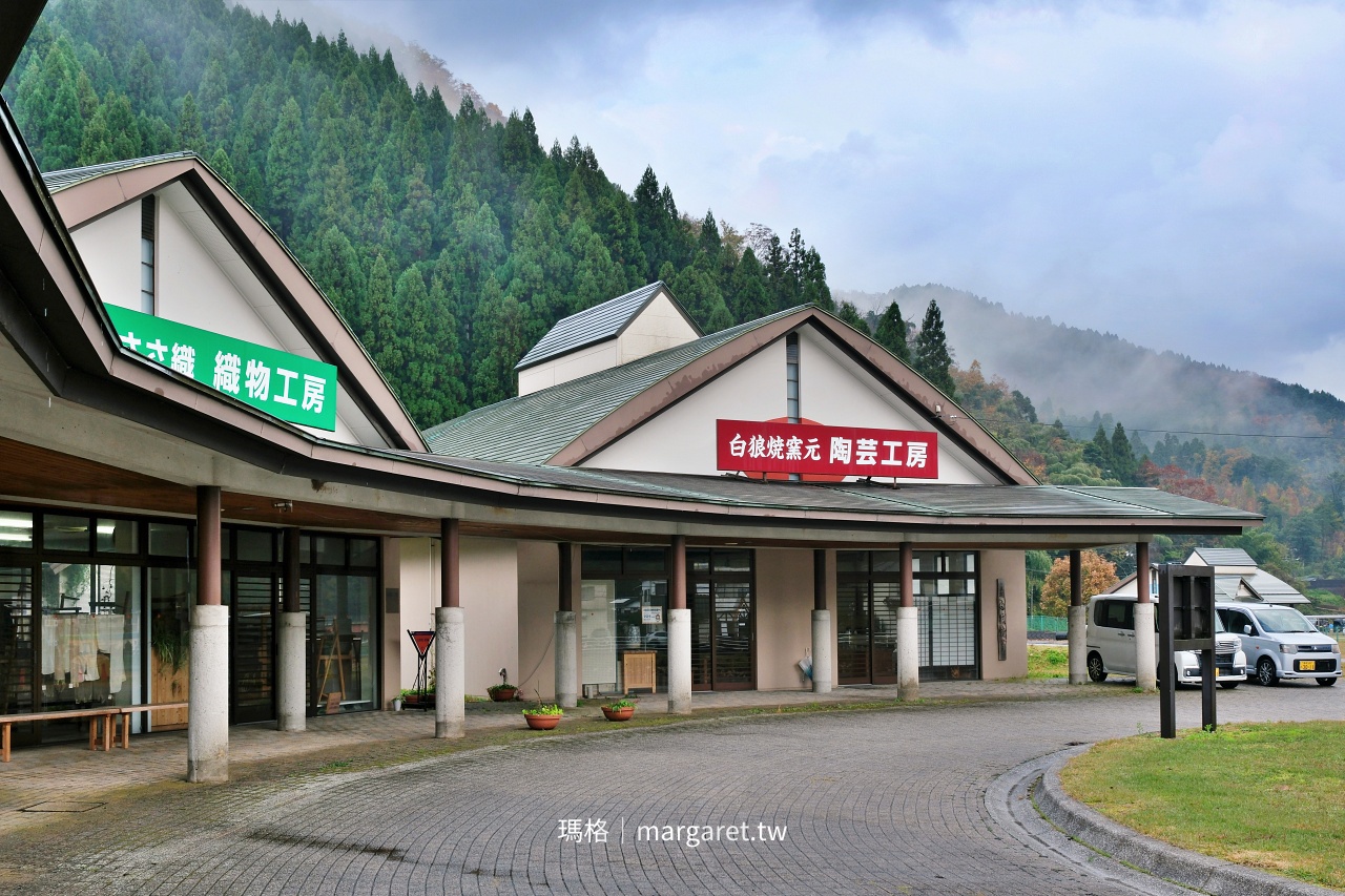 旅客到三朝溫泉「故鄉健康村」可體驗當地手工藝製作。