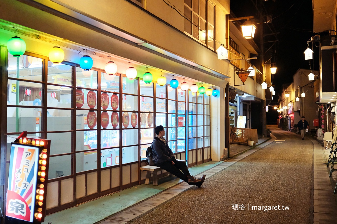 充滿昭和風情的三朝溫泉老街。