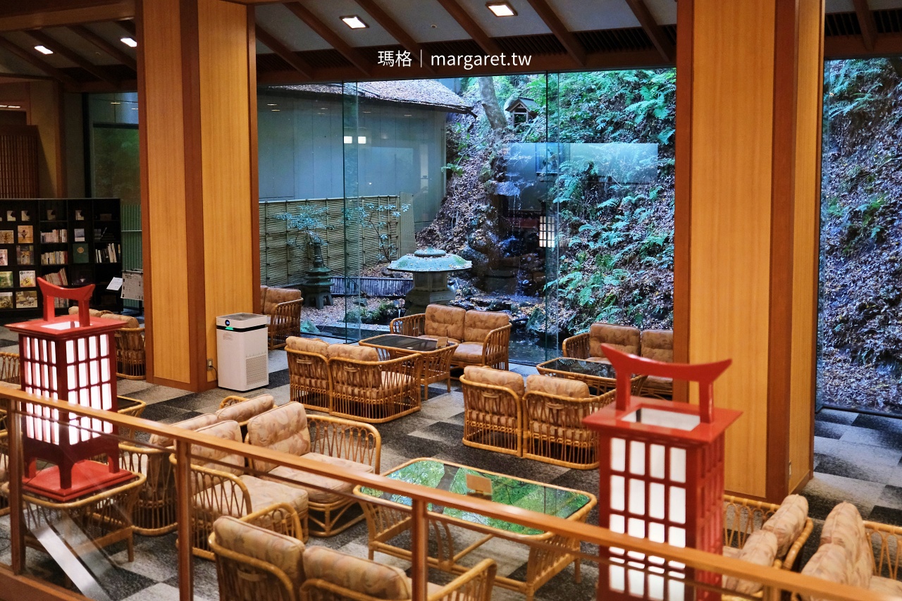 三朝溫泉萬翠樓大廳超大落地窗景。