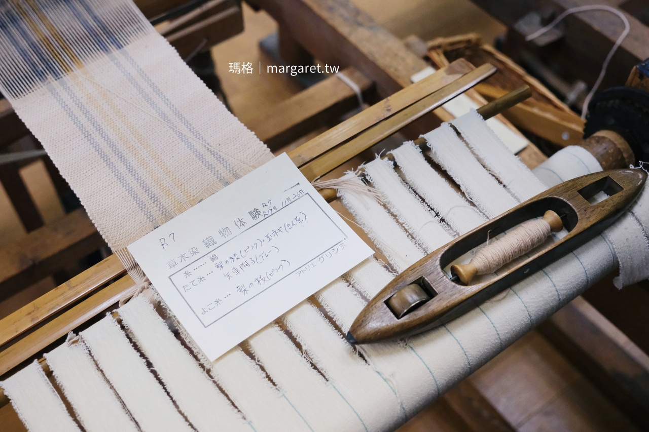 社區媽媽帶領三朝織草木染編織體驗課程。