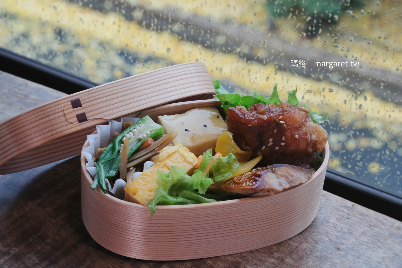 用「鳥取智頭杉彎木盒」裝的日式便當。