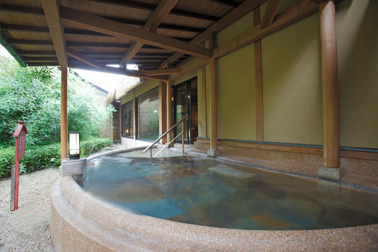 萬翠樓藥師之湯採用自地底自然湧出、放流式供應的氡泉（ラドン泉）。