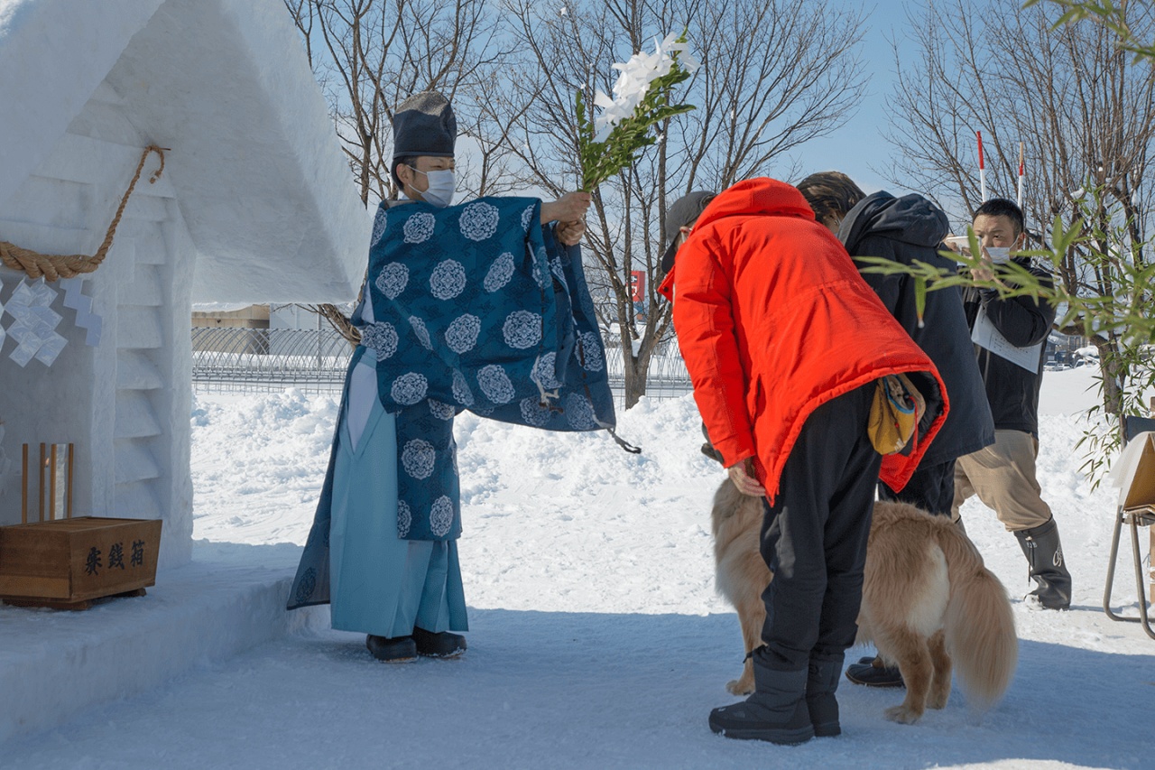 愛犬祈願祭儀式進行中 神職人員為狗狗進行祈福御祓儀式