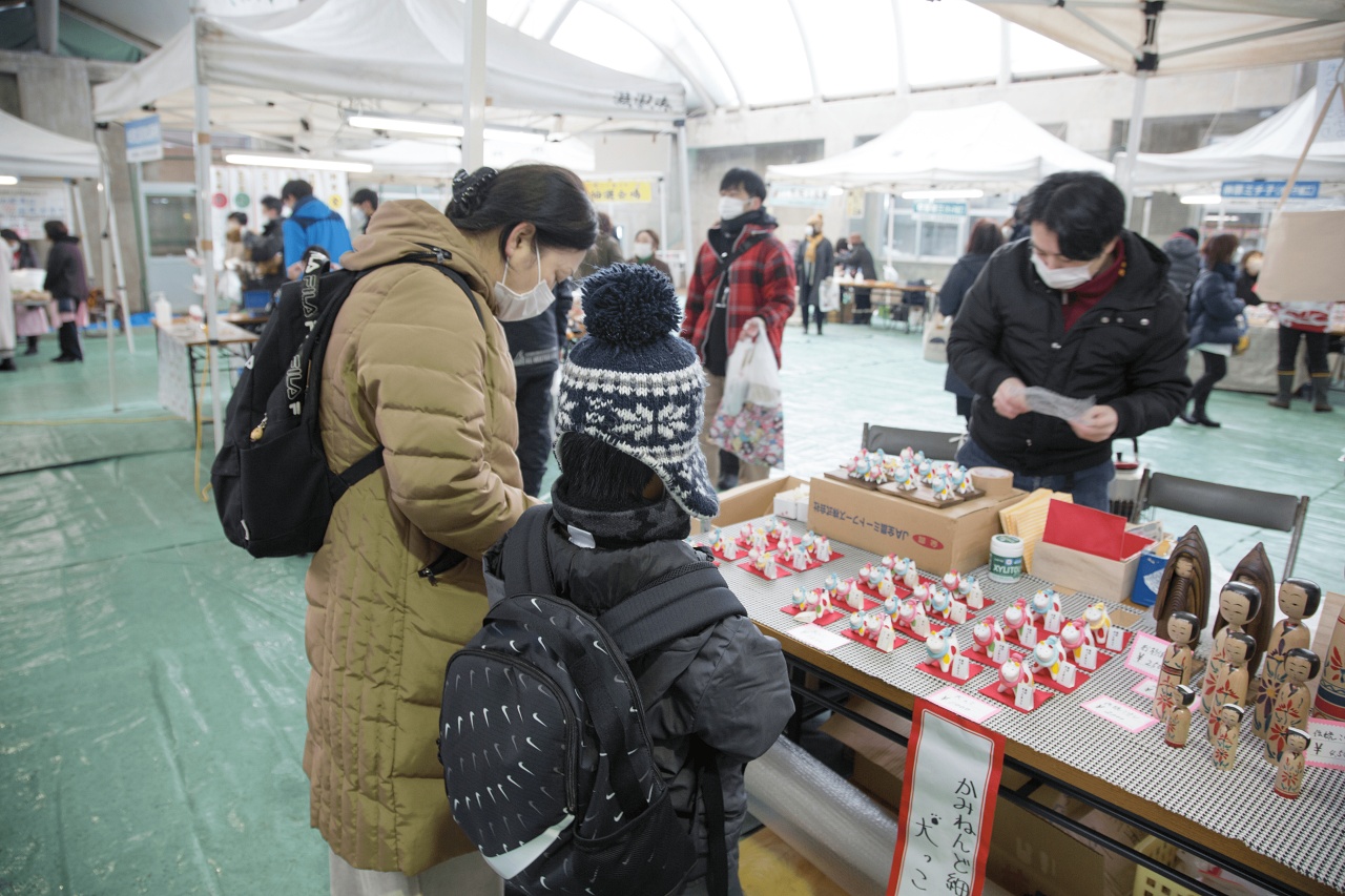 米粉製成的しんこ細工犬子擺放在祭典攤位上展示販售