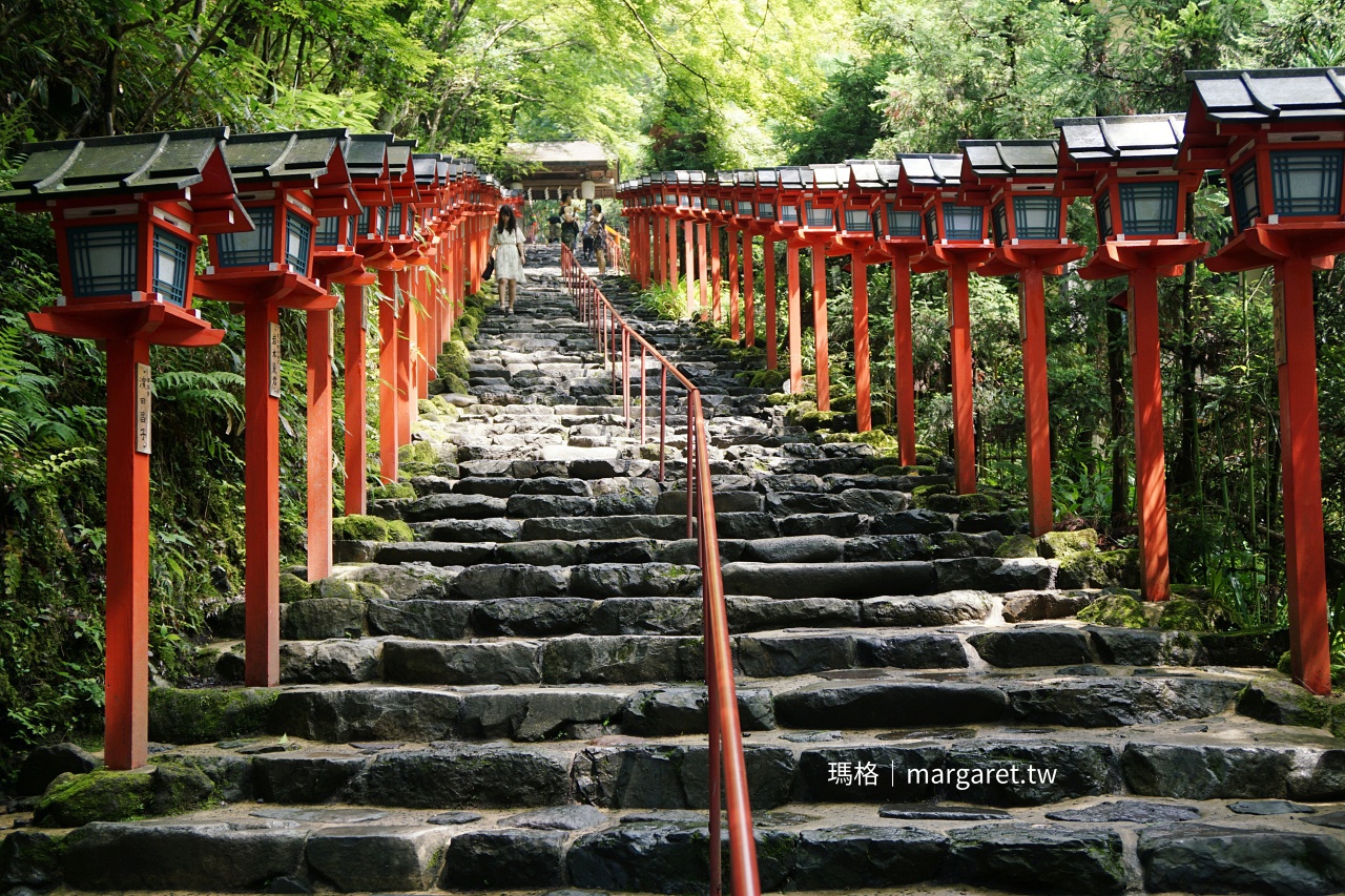 京都貴船神社半日遊｜紅燈籠石階、水占卜與川床料理