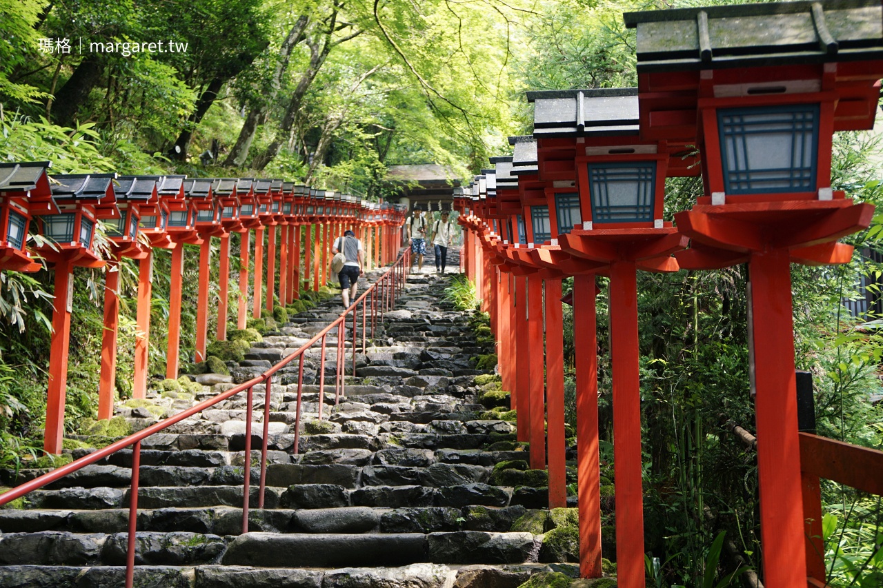 京都貴船神社半日遊｜紅燈籠石階、水占卜與川床料理