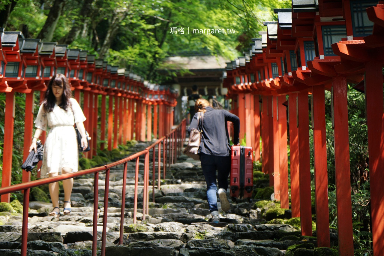 京都貴船神社半日遊｜紅燈籠石階、水占卜與川床料理