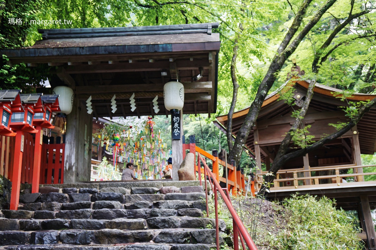 京都貴船神社半日遊｜紅燈籠石階、水占卜與川床料理