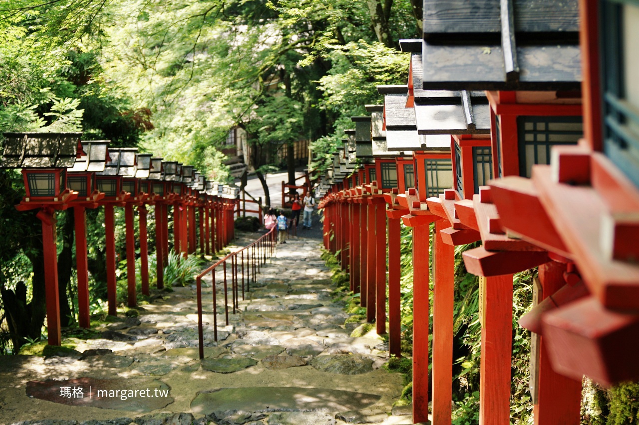 京都貴船神社半日遊｜紅燈籠石階、水占卜與川床料理