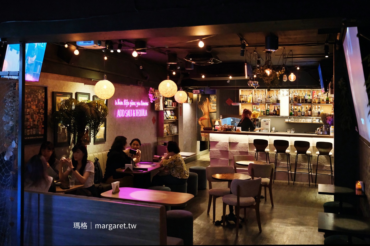 台北西門町RayDarts酒吧 霓虹燈牆When life gives you lemons調酒氛圍
