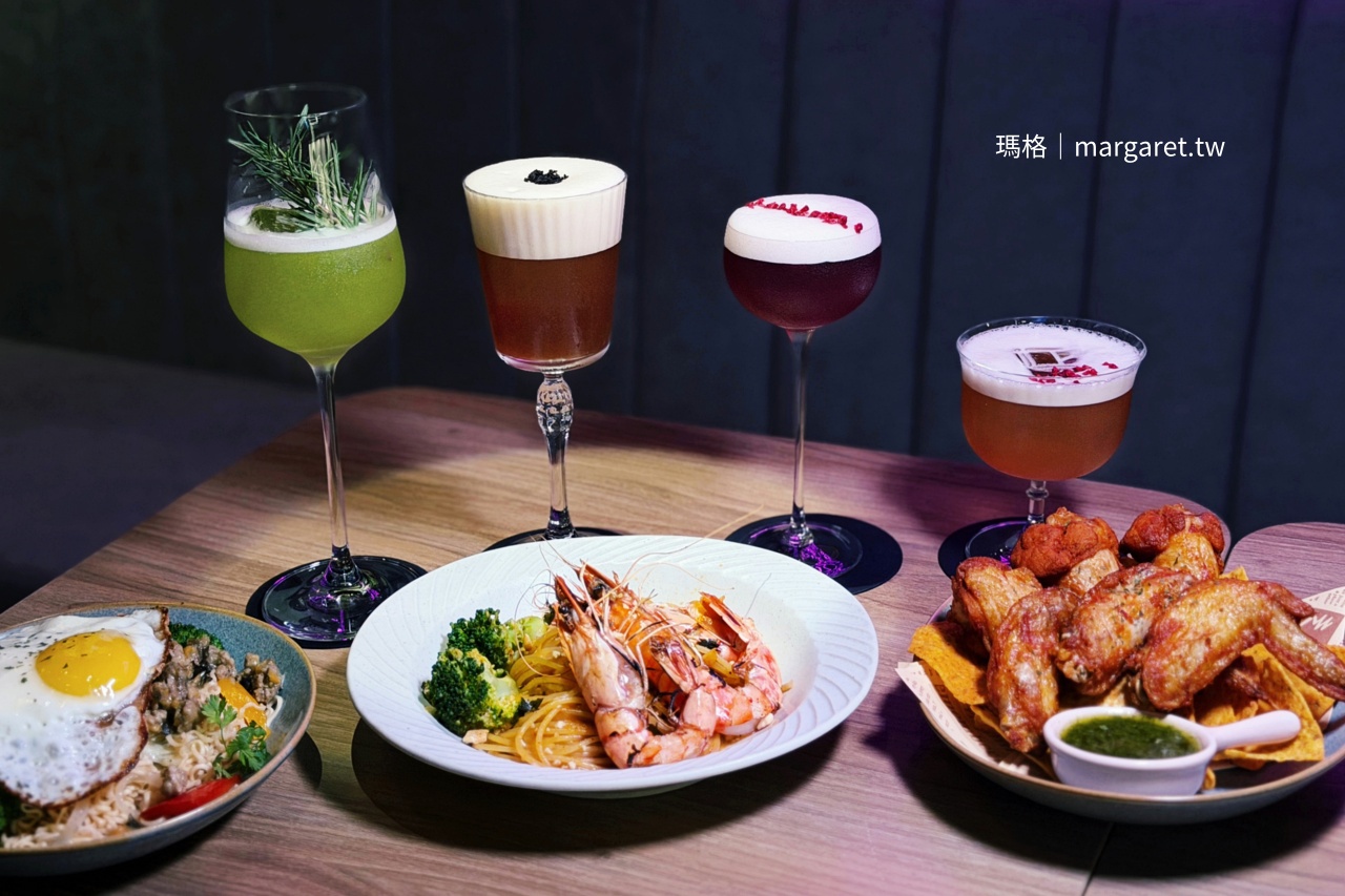 台北RayDarts酒吧 四人餐桌酒杯餐盤鋪滿SUMMER TIME旗幟燈串度假感