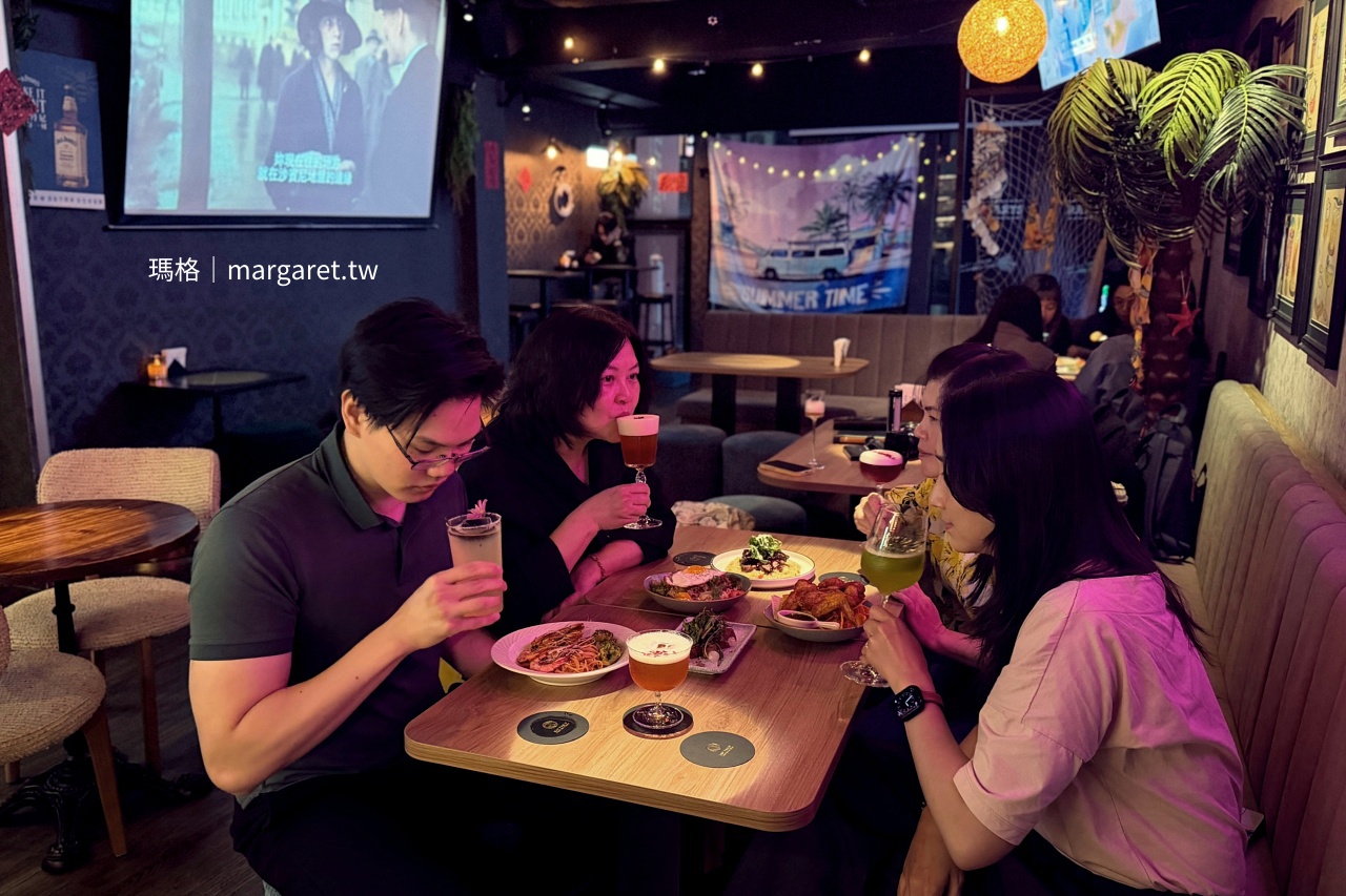 台北西門町RayDarts飛鏢酒吧 調酒餐點擺滿桌四人微醺夜晚