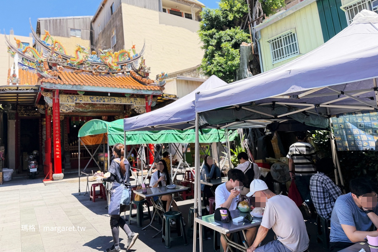 台南冰鄉 店後方開山公廟埕寬敞座位區戶外用餐空間實景