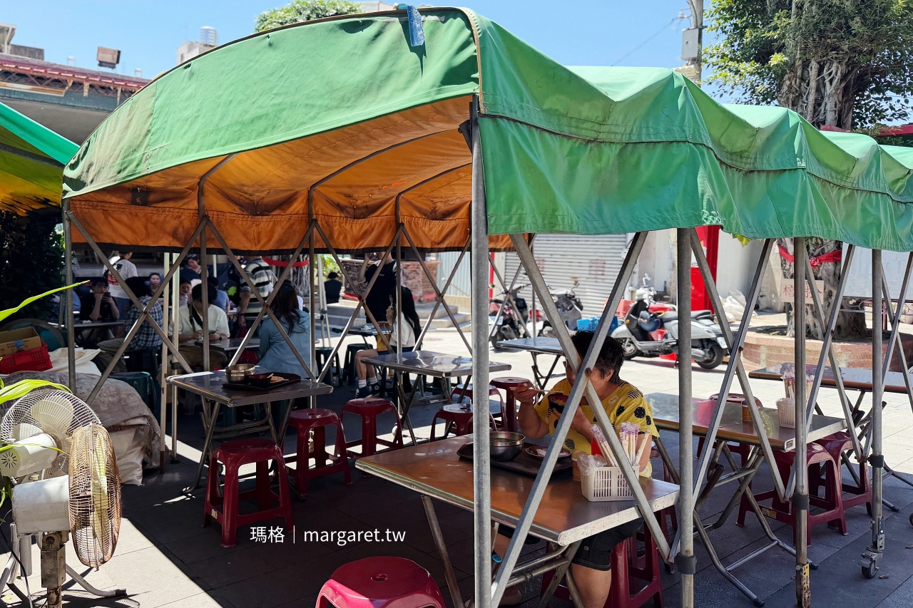 卓家汕頭魚麵 店後方 寬敞座位，開山宮廟埕