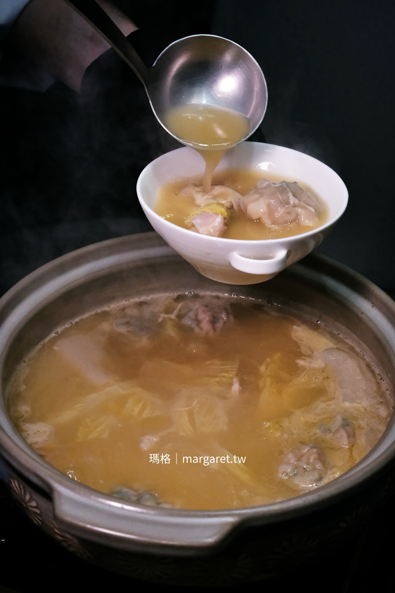 高雄雋Gen中餐廳 雞湯舀入碗中畫面