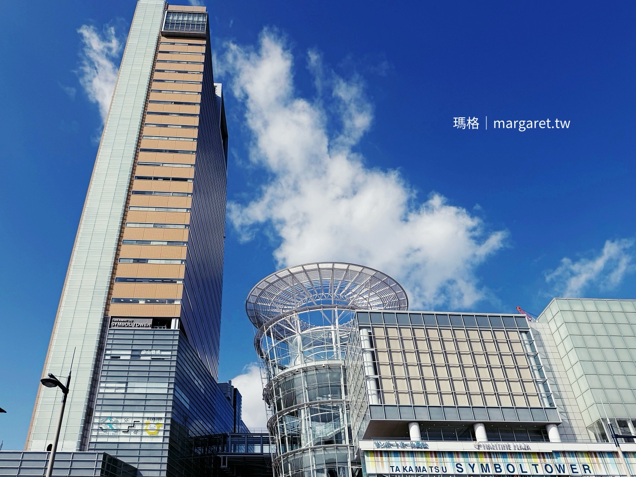 高松地標塔仰望視角 瘦高建築矗立港邊