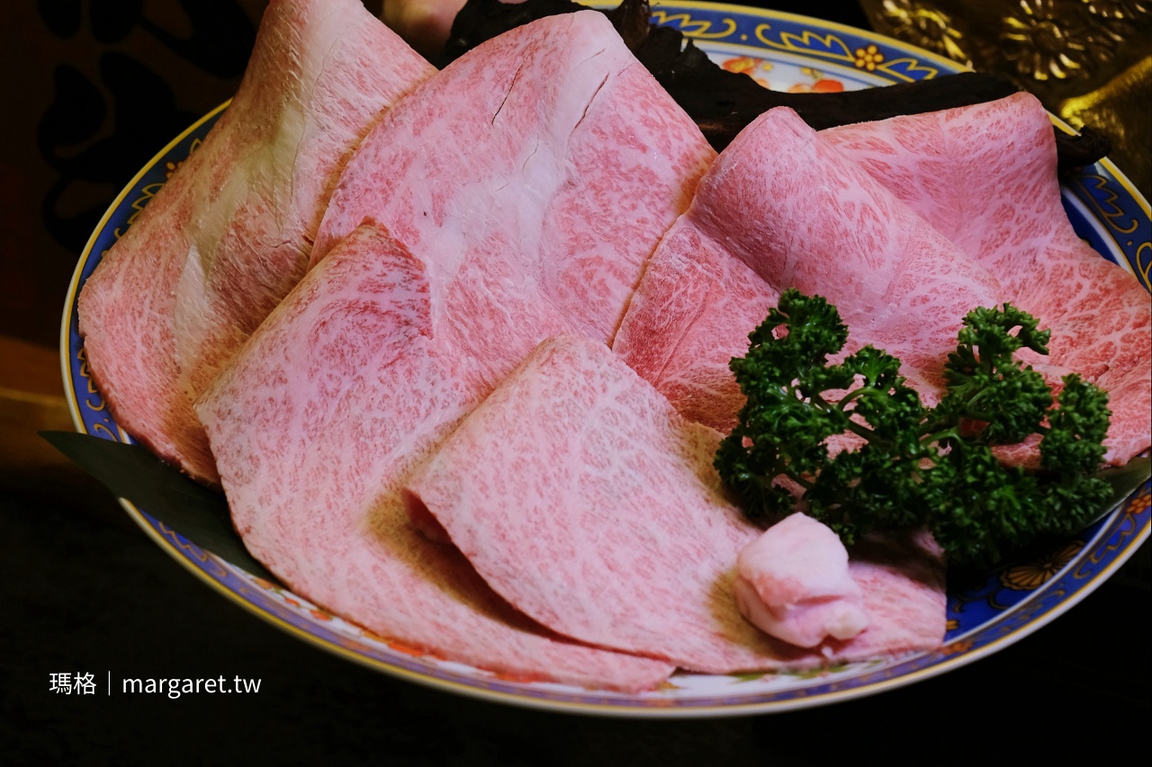 台南橋山鵲邸壽喜燒和牛油花均勻厚切生肉特寫