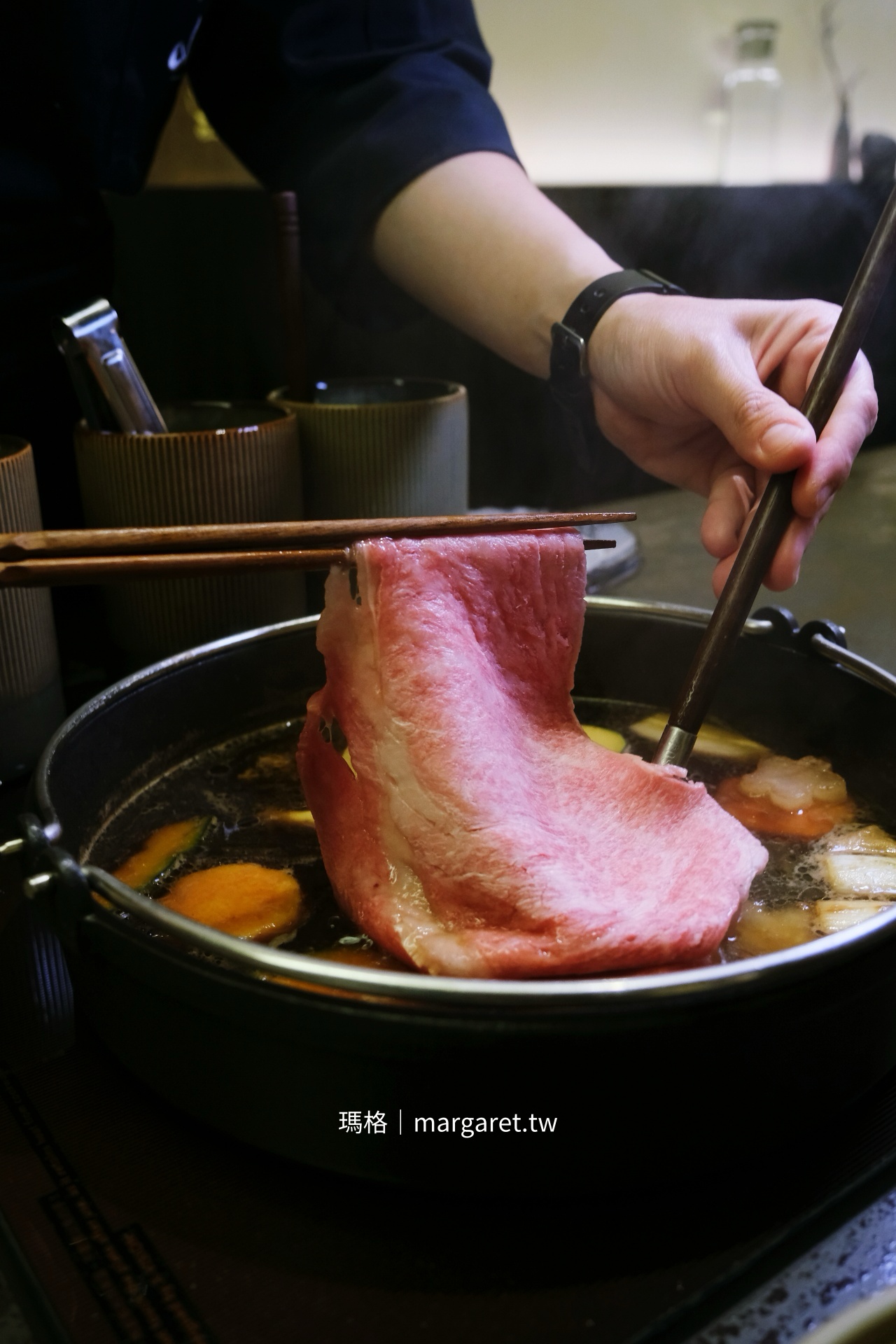 台南橋山鵲邸壽喜燒關東流涮煮牛肉入鍋