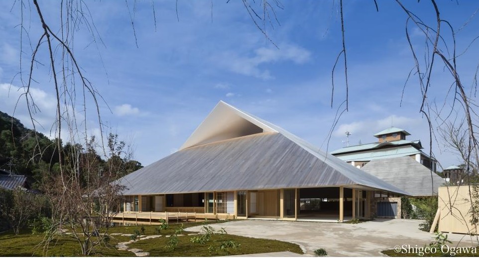 直島町民會館Naoshima Hall。三分一博志建築傑作｜自然風與自然光營造的場域
