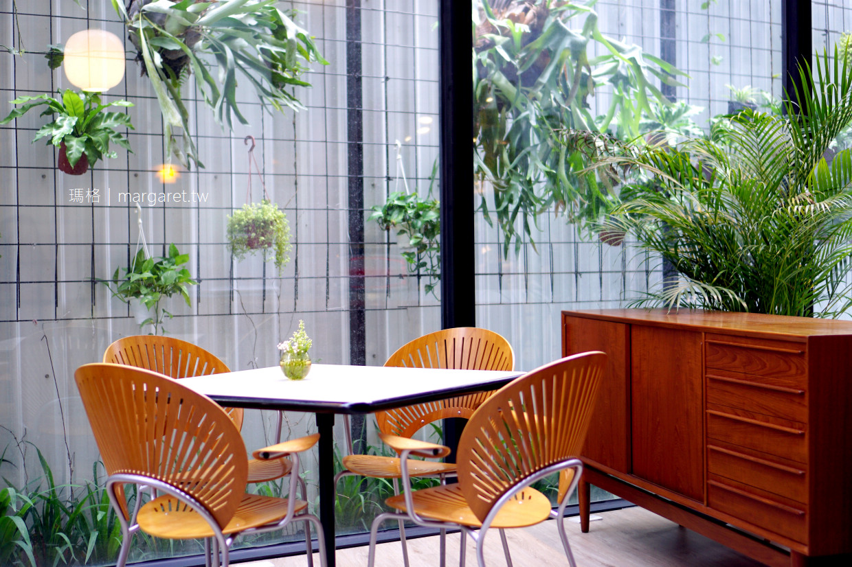 RUM Cafe。台中玻璃屋咖啡館｜植栽。北歐風。老件傢俱