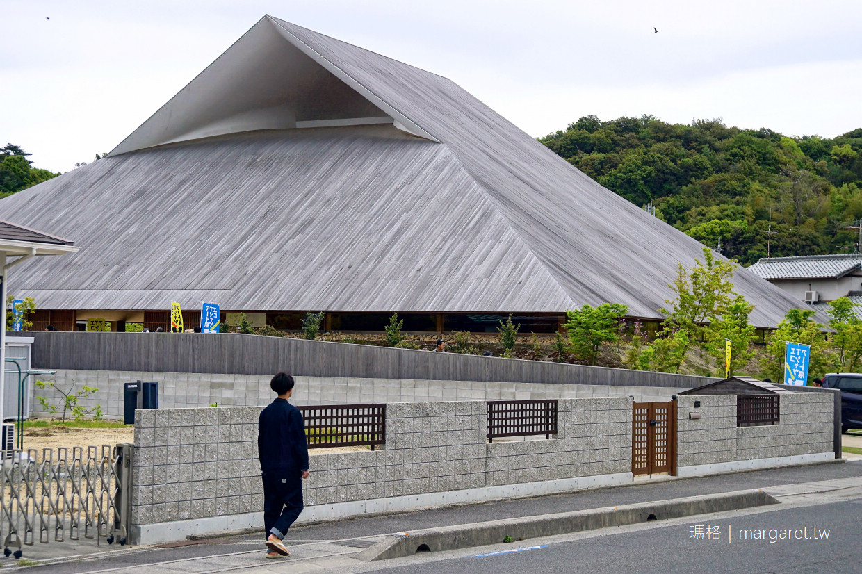 直島町民會館Naoshima Hall。三分一博志建築傑作｜自然風與自然光營造的場域