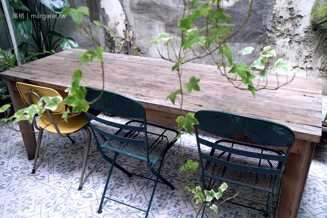 來了。就住一晚｜台南最有氣質的老屋民宿。新美街的祕密花園