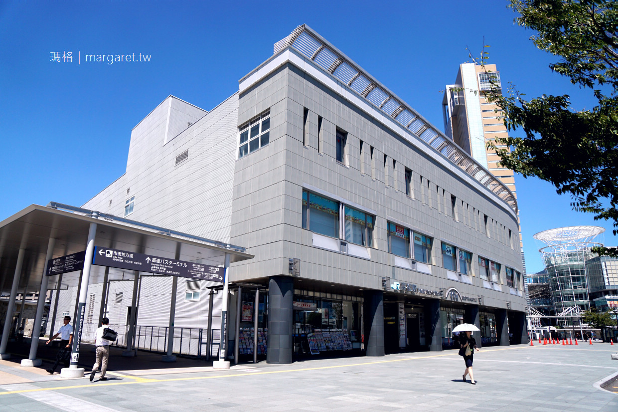 JR高松駅。讓人開心微笑的車站｜2樓書店販售瀨戶內國際藝術祭公式書