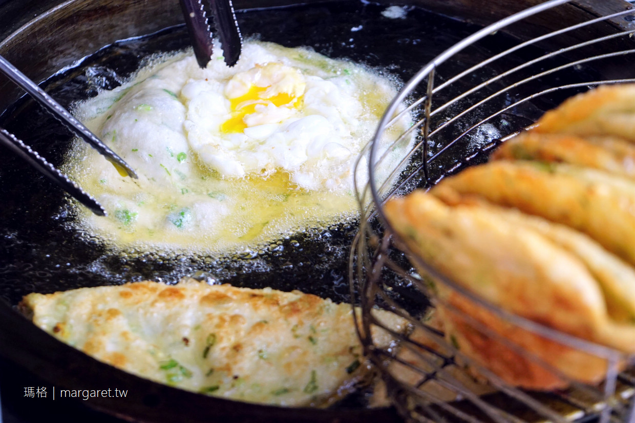 黃福龍脆皮蔥油餅。加辣加蛋是王道｜台北後火車站人氣小吃