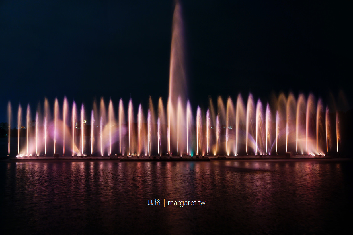蘭潭音樂噴泉水舞燈光秀。月影潭心｜嘉義夜遊好去處。大眾運輸建議