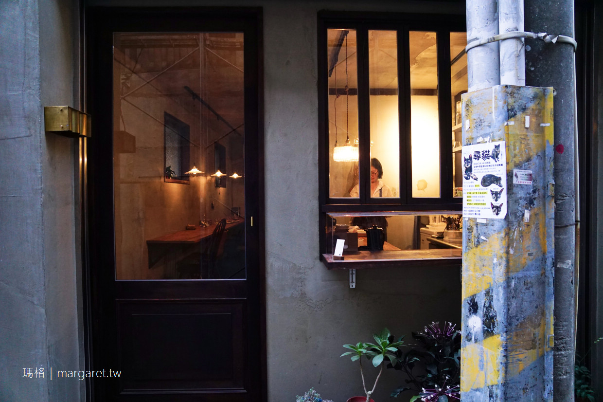 最初的地方。台南巷弄咖啡貝果小店｜二樓的繪本空間。店名的搖滾精神