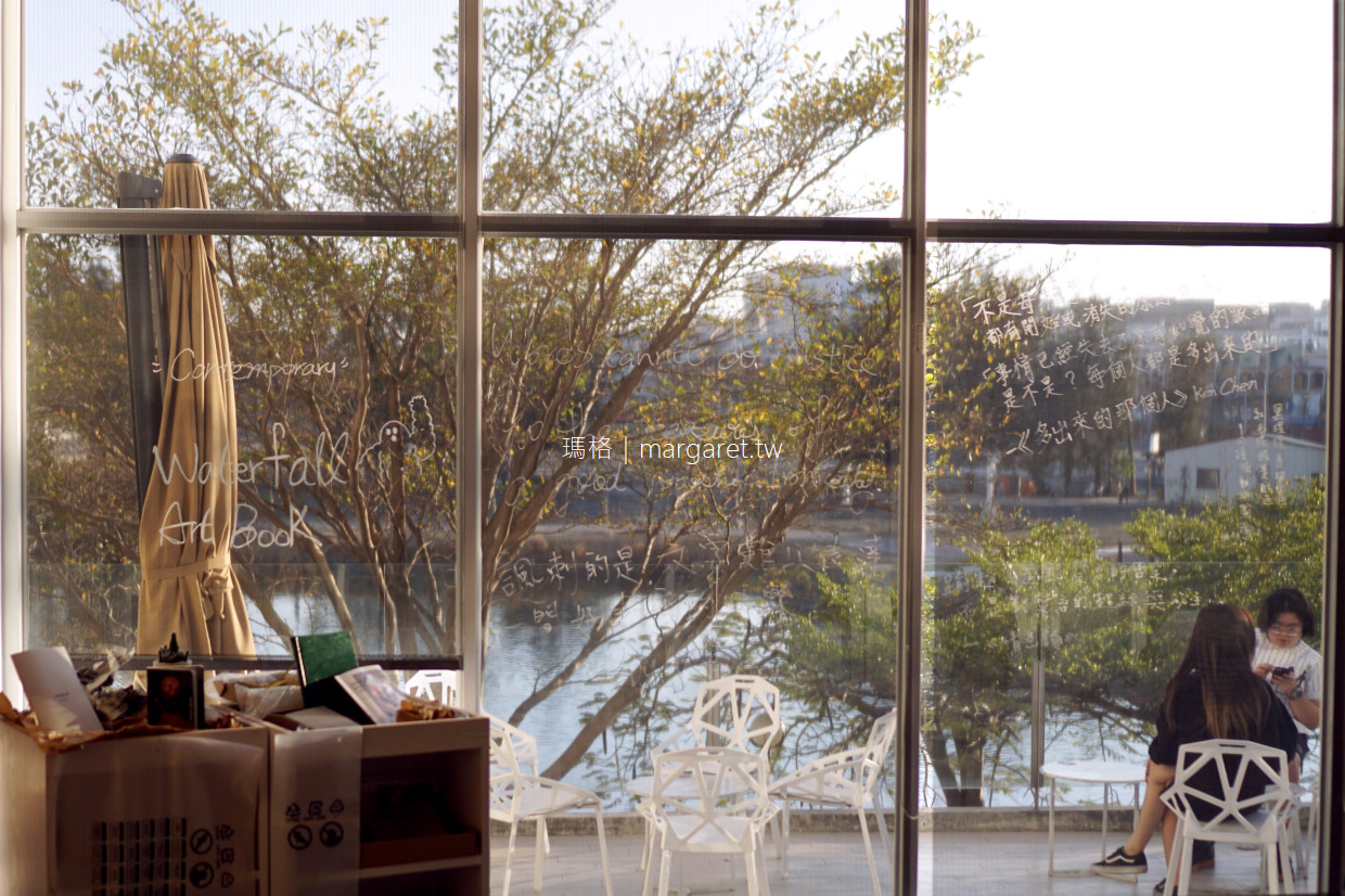烏邦圖UBUNTU書店咖啡。窗外紫色苦楝花盛開了｜台南安平運河畔烏托邦