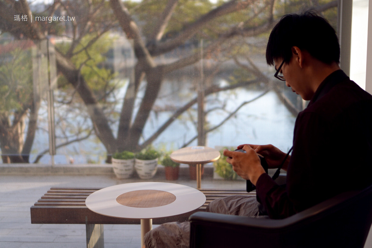 烏邦圖UBUNTU書店咖啡。窗外紫色苦楝花盛開了｜台南安平運河畔烏托邦
