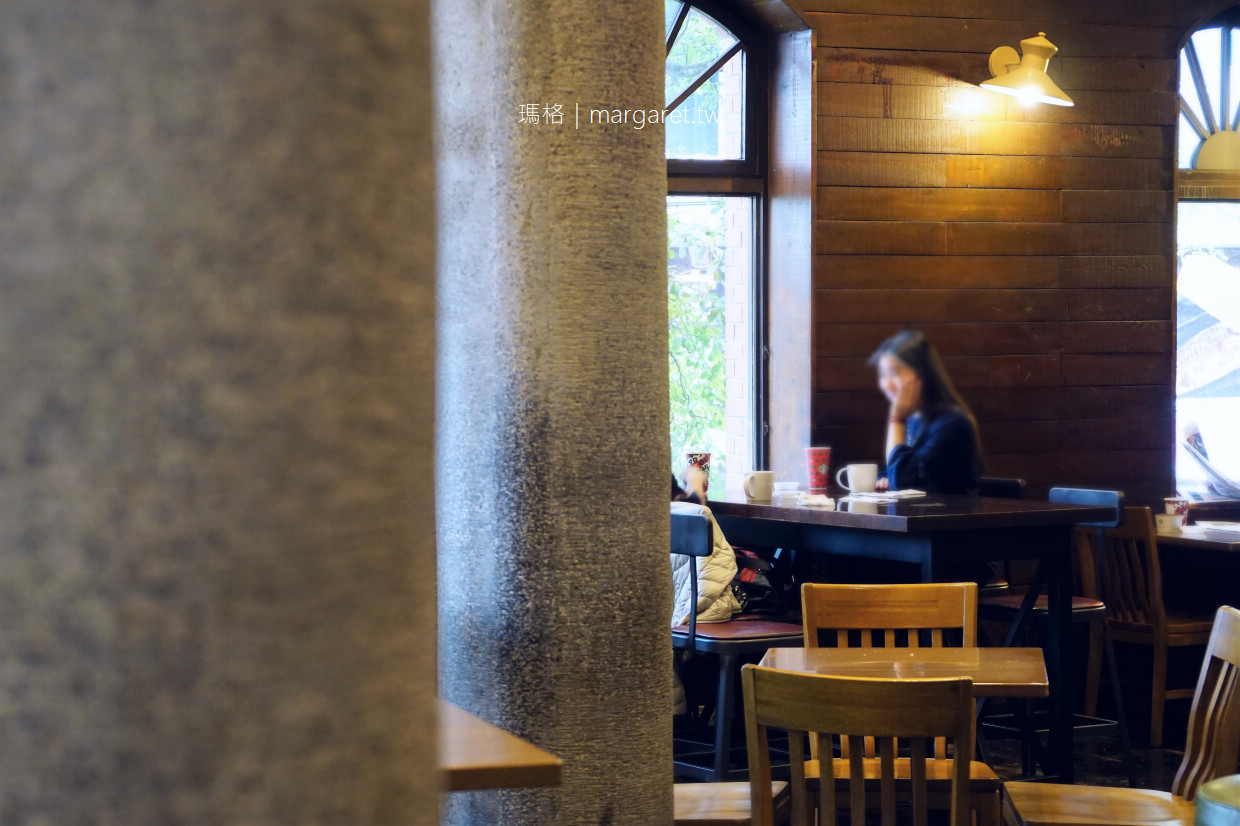 星巴克咖啡漢中店。台灣第一家Starbucks舊建築門市｜從K書中心到網咖。轉變中的西門町畫風