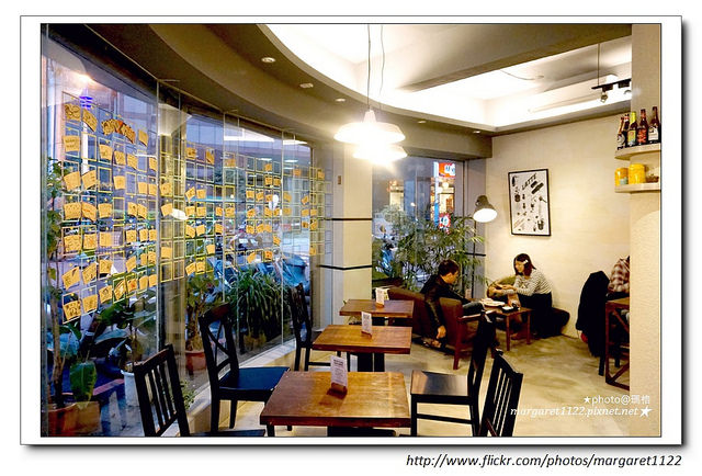 板橋YoLo cafe有樂咖啡。衝著弧形大面積玻璃窗的明亮空間而來(歇業)