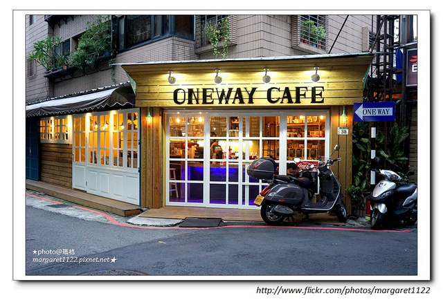 Oneway CAFE 玩味咖啡。台北公館｜對面是此燈亮有餅