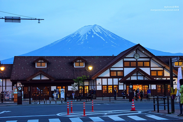 河口湖駅。靠山就是富士山｜站前免費露天席，夜晚美麗的藍調