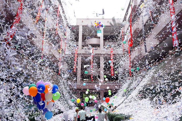 松山高中柳絮紛飛｜台灣10大創意畢典之一，超美超震撼的6月雪