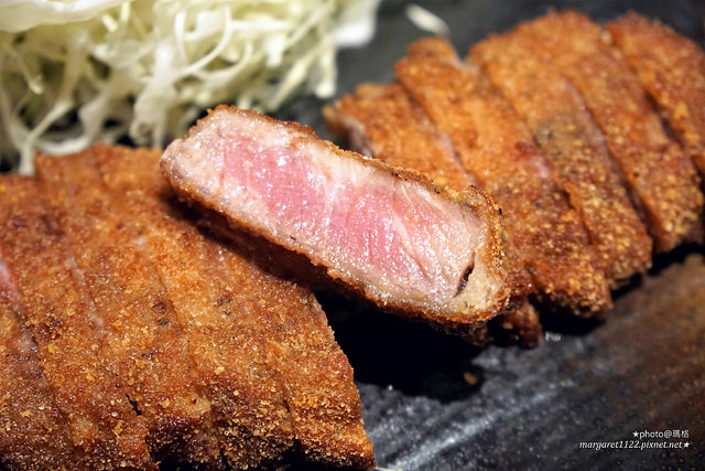 東京車站人氣美食。牛かつ もと村 八重洲店｜可以在石板上加熱的炸牛排