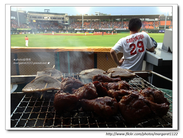 台南棒球場專屬情趣~在外野看台一邊烤肉一邊加油！